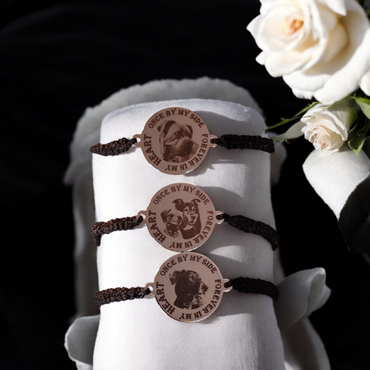 Bracelet souvenir personnalisé avec photo gravée d’un chien – texte “Once by my side, forever in my heart” sur médaille en acier inoxydable.