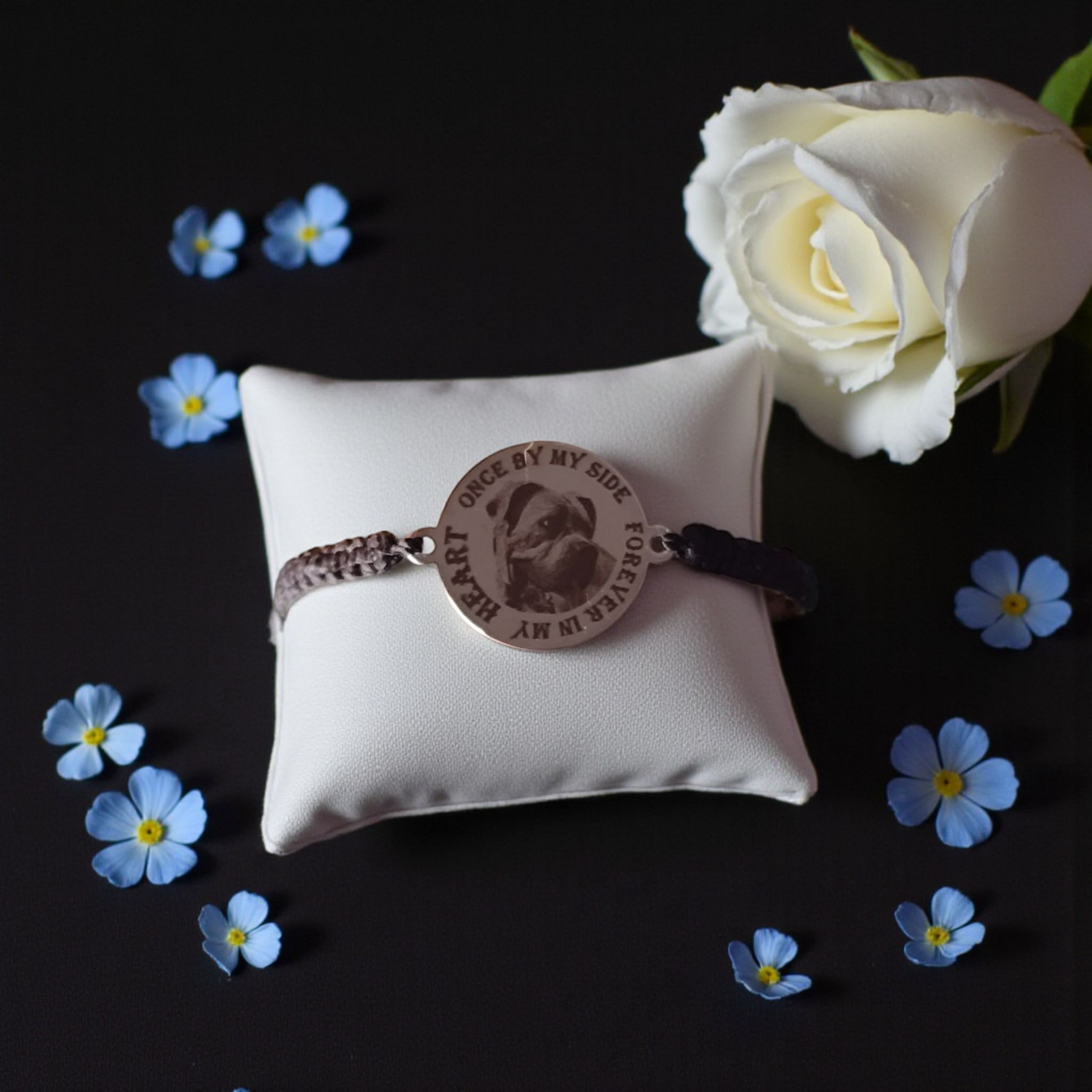 Bracelet hommage personnalisé pour animal – bijou souvenir élégant avec médaille gravée et cordon tressé noir.