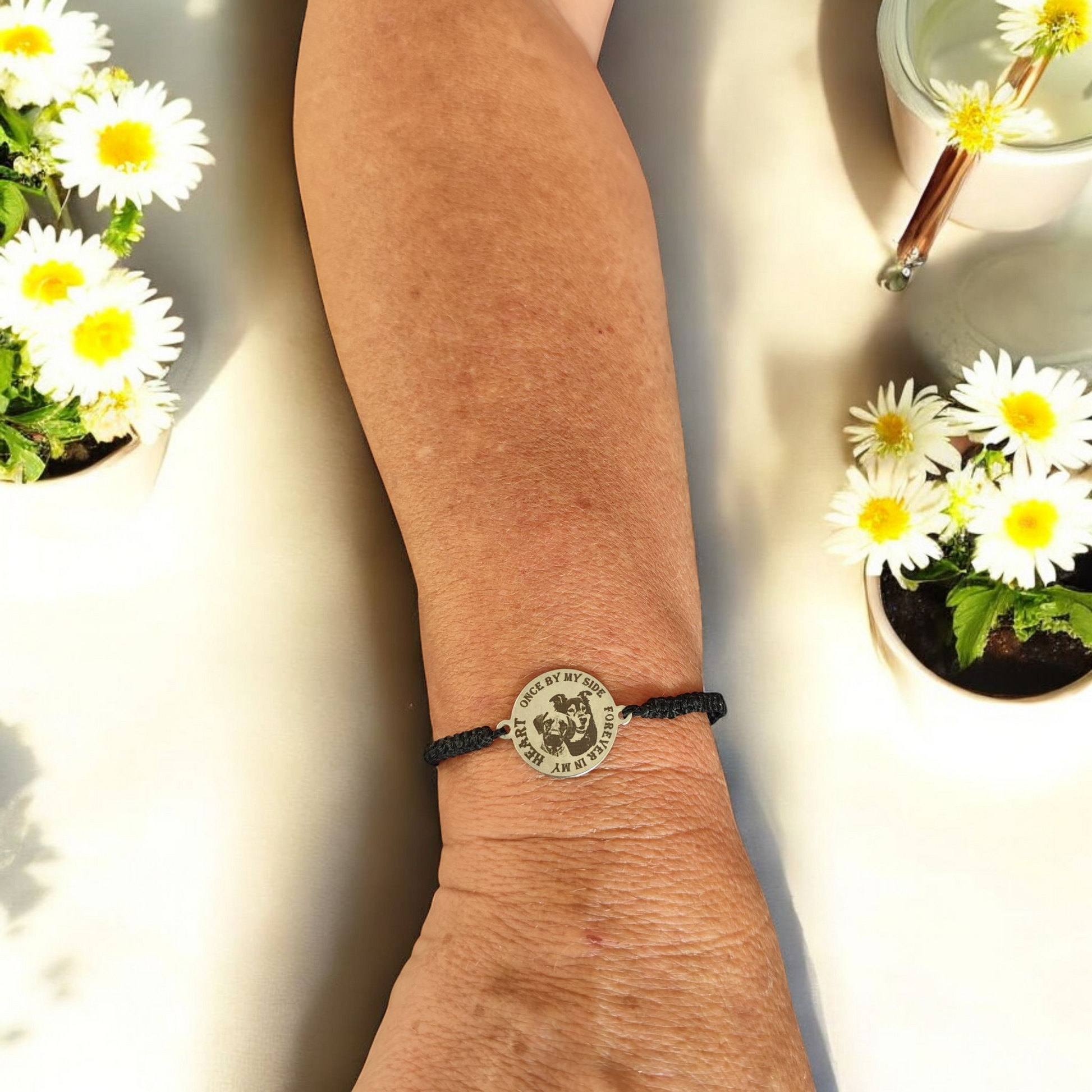 Bracelet souvenir personnalisé porté au poignet, à la fois beau et discret.
Sa médaille en acier inoxydable gravée avec la photo de votre animal se fond élégamment sur un cordon noir tressé, pour un style sobre et raffiné.