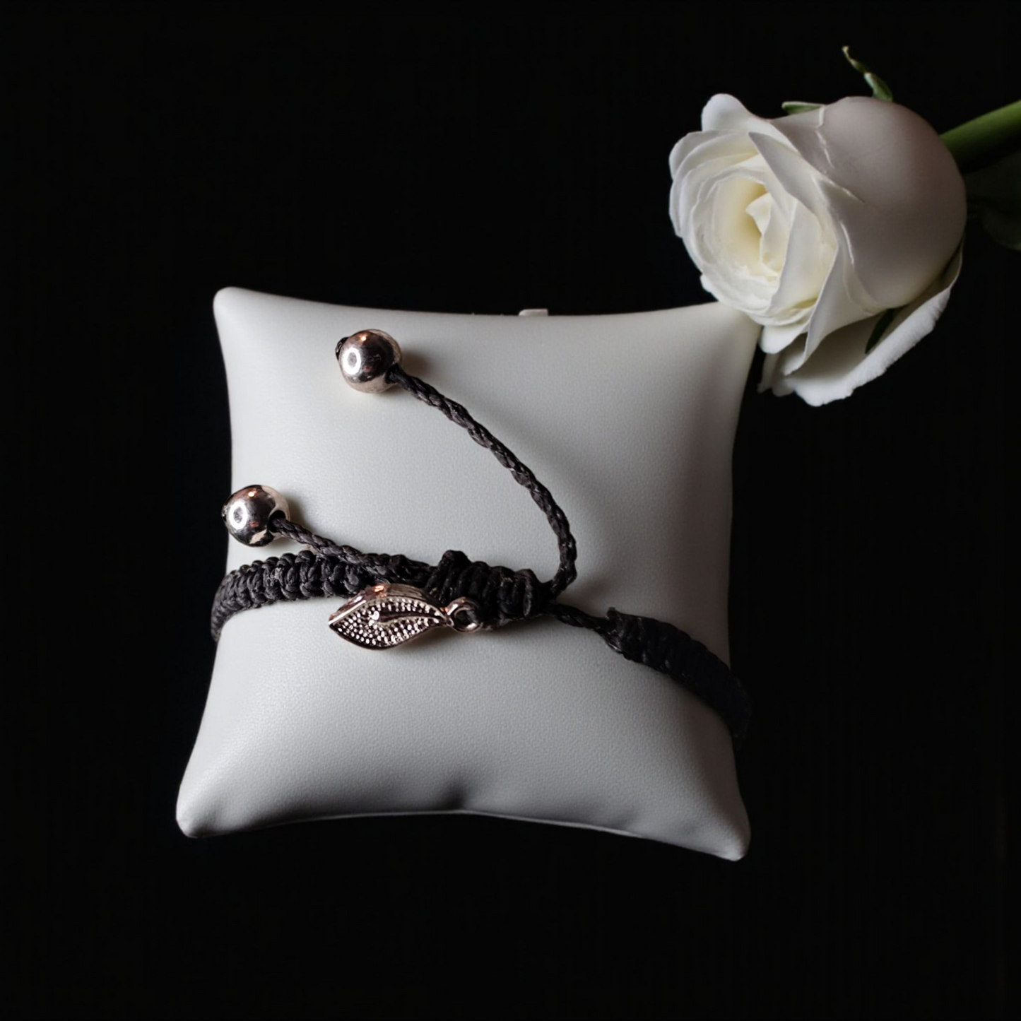 réglable et agrémenté de perle et petites plumes pour fermer le bracelet