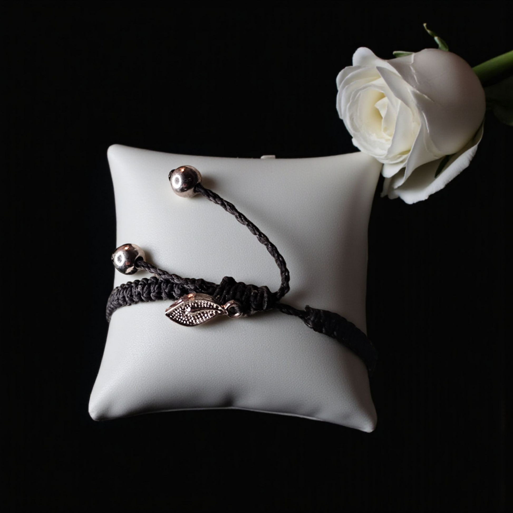 réglable et agrémenté de perle et petites plumes pour fermer le bracelet