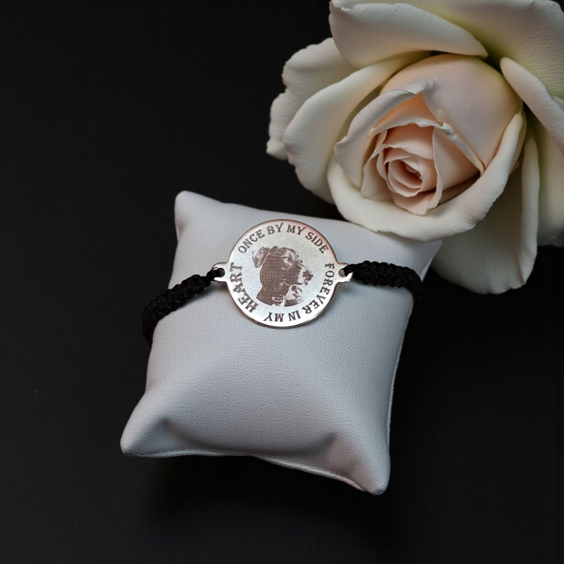 Détail de la médaille en acier inoxydable gravée avec photo de chien et texte “Forever in my heart” sur bracelet souvenir personnalisé.