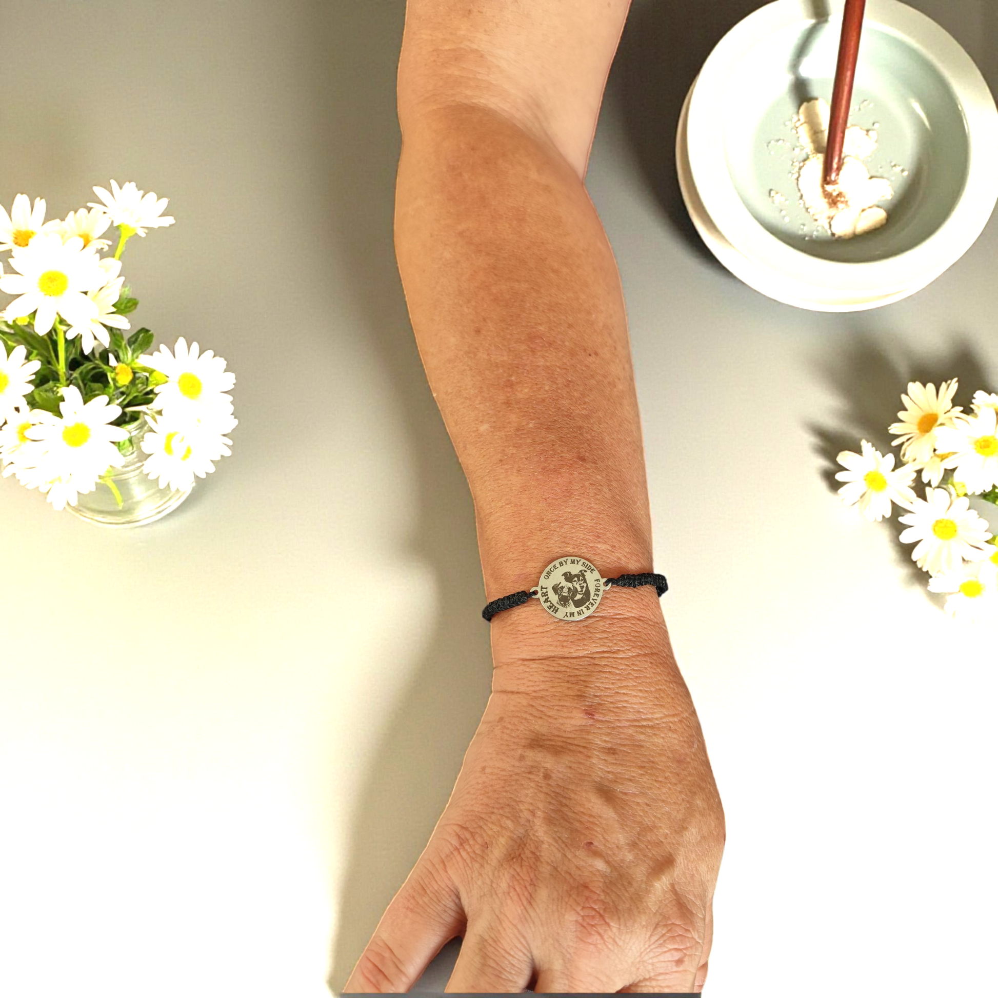 Ce bracelet souvenir, porté au poignet, allie beauté et discrétion.
Sa médaille gravée reflète un souvenir précieux sans en faire trop — un bijou à la fois élégant, sobre et plein de sens, qui se porte facilement au quotidien.