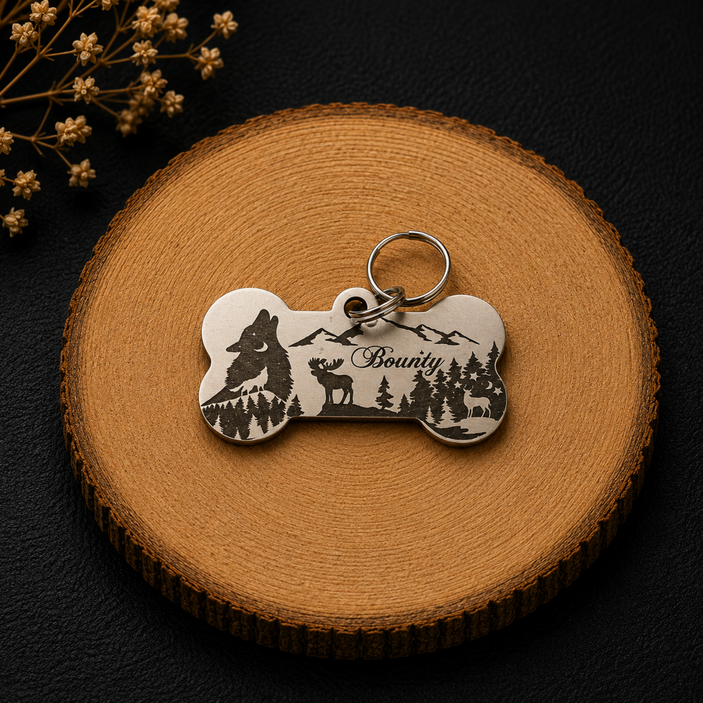 Médaille chien en forme d’os personnalisée avec motif montagne, forêt et cerf