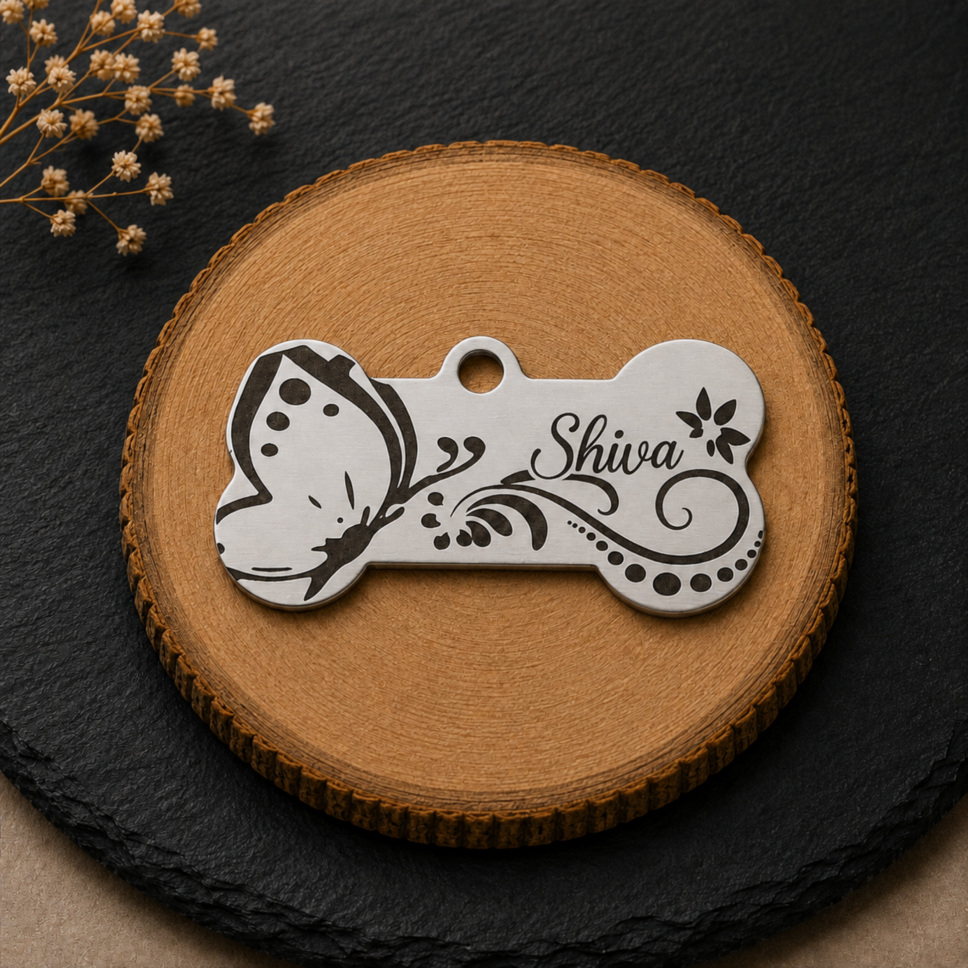 Médaille pour chien personnalisée en forme d’os avec papillon et prénom, finition acier inoxydable