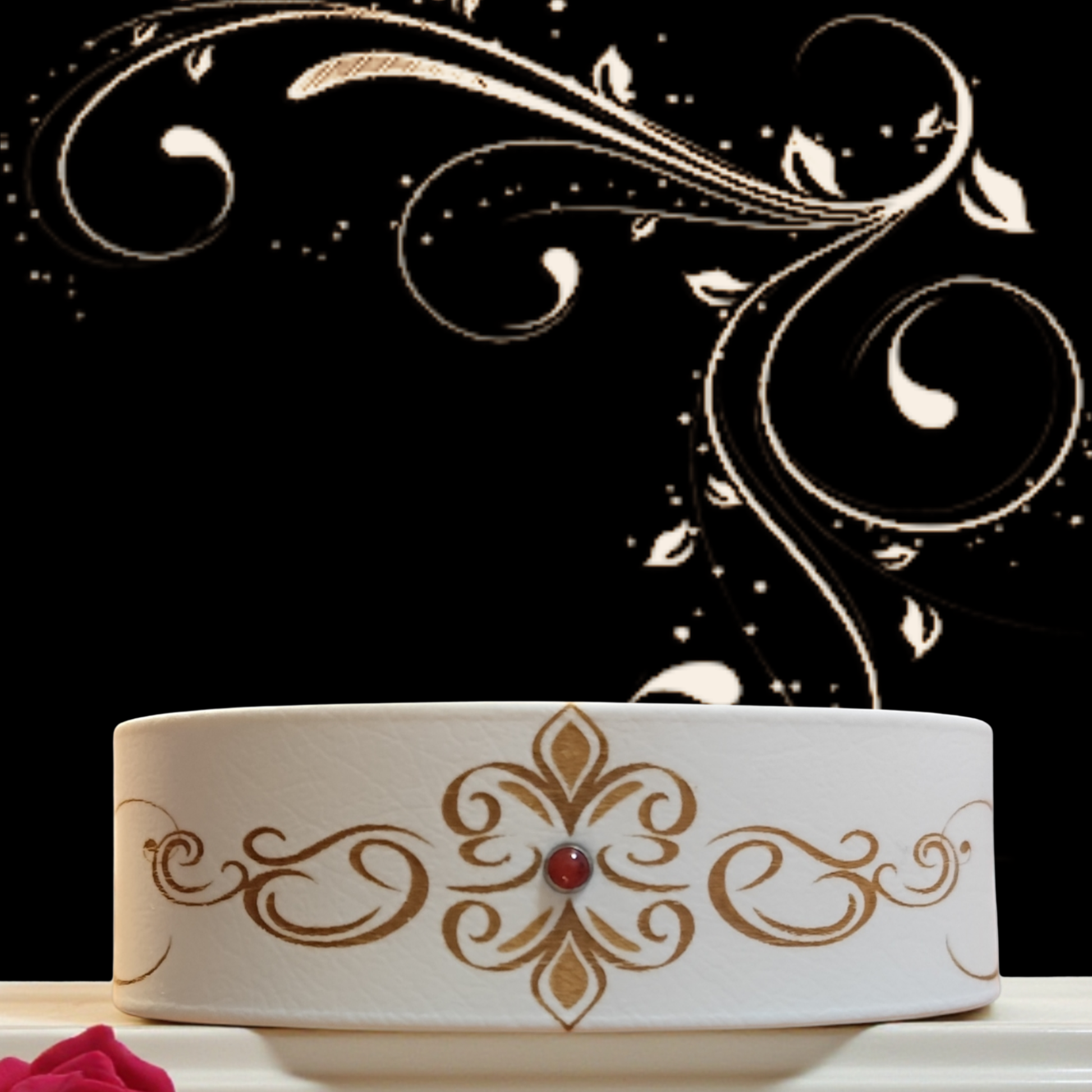 collier chien biothane blanc 38 mm arabesque dorée pierre rouge vue de face