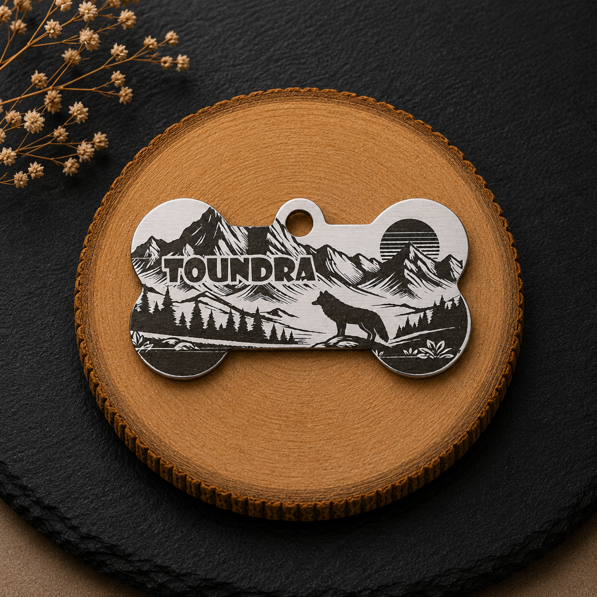 Médaille chien personnalisée en forme d’os avec paysage de montagne, forêt et silhouette de loup