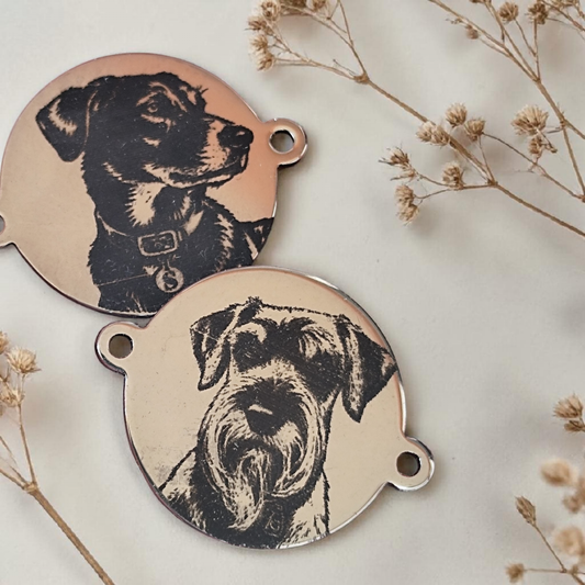 Médaillon souvenir en acier inoxydable gravé avec deux chiens vu de haut en détail sur bracelet personnalisé émotion animal
