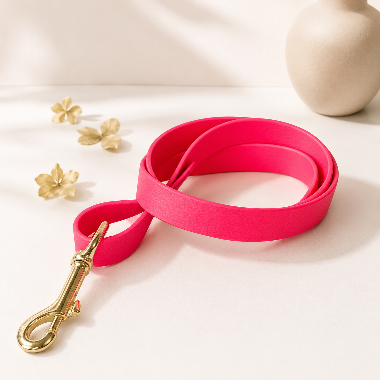 Laisse waterproof personnalisée pour chien en sangle résistante à l’eau avec gravure du nom, coloris rose pastel.