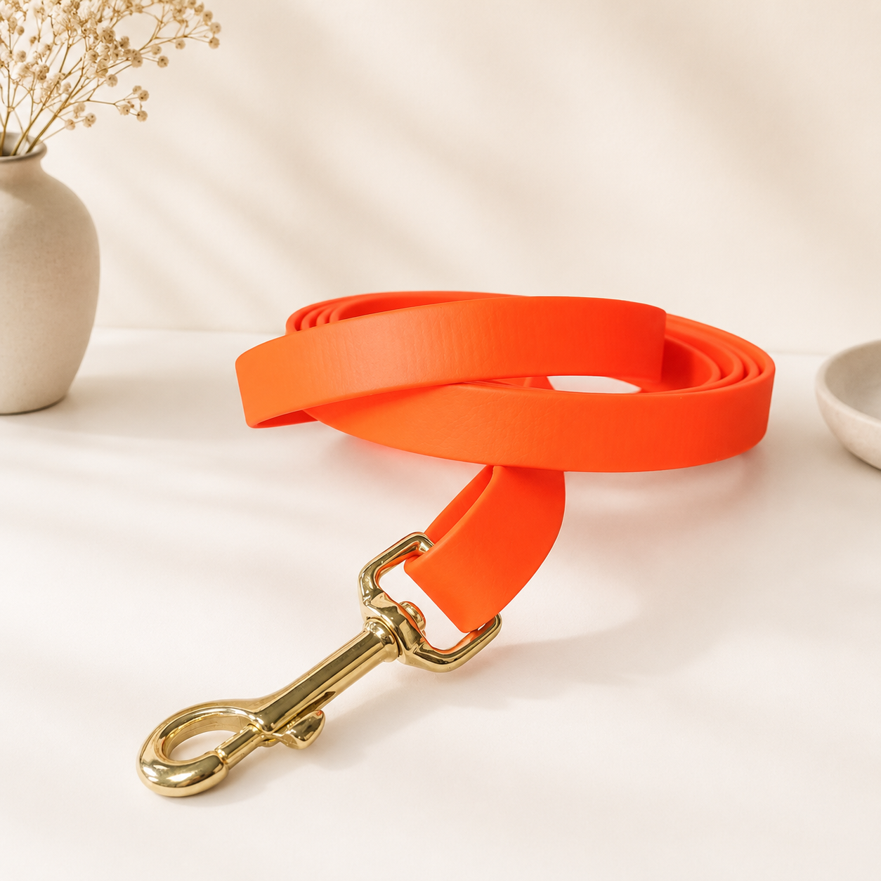 Laisse assortie au collier identitaire pour chien en sangle waterproof de couleur néon orange
, légère et facile d’entretien.