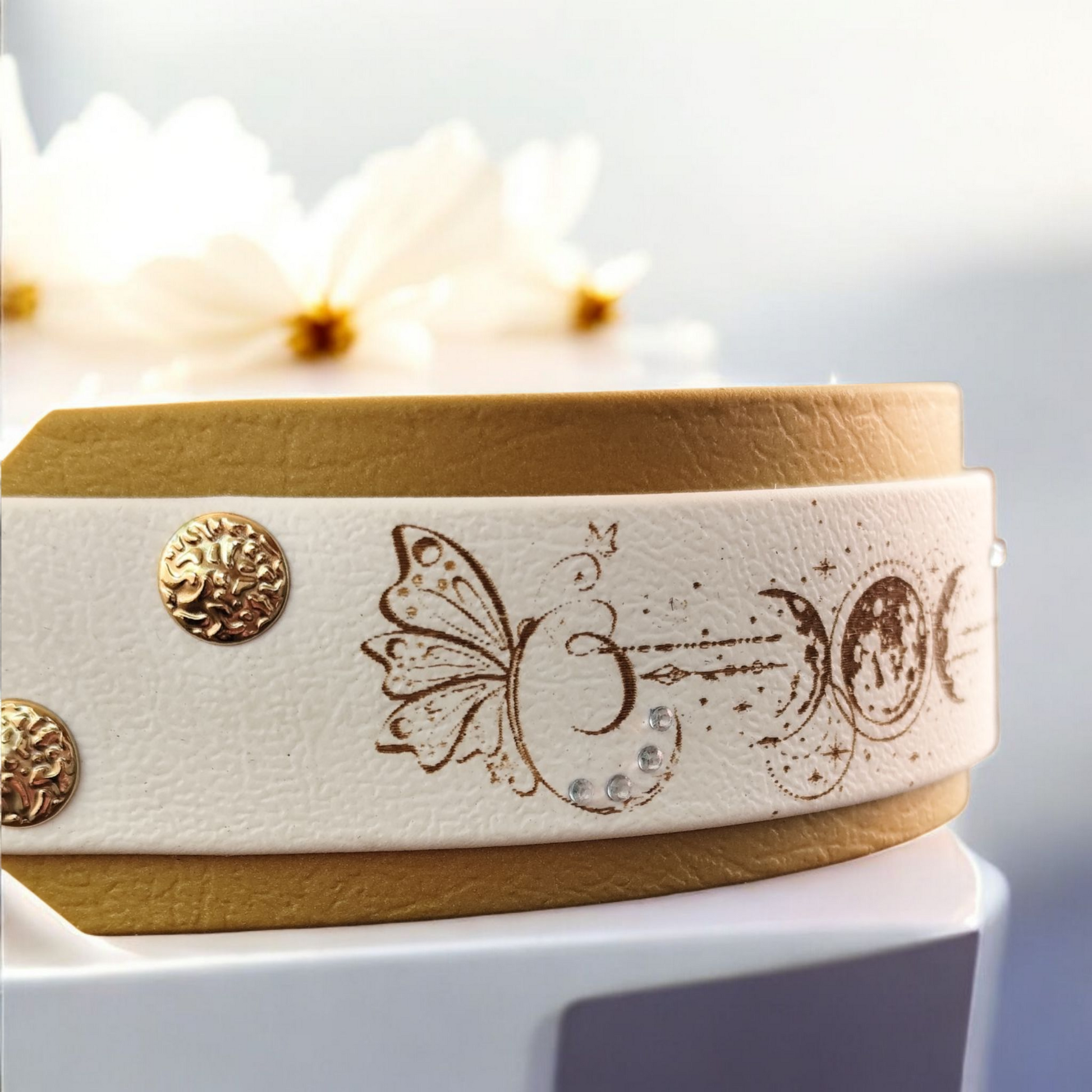 détail gros plan collier pour chien chrysalide gravé de papillon doré 