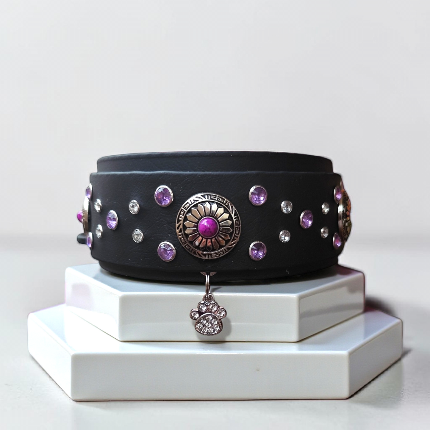 Collier pour grand chien en biothane avec conchos perle violette et strass violets, vue frontale