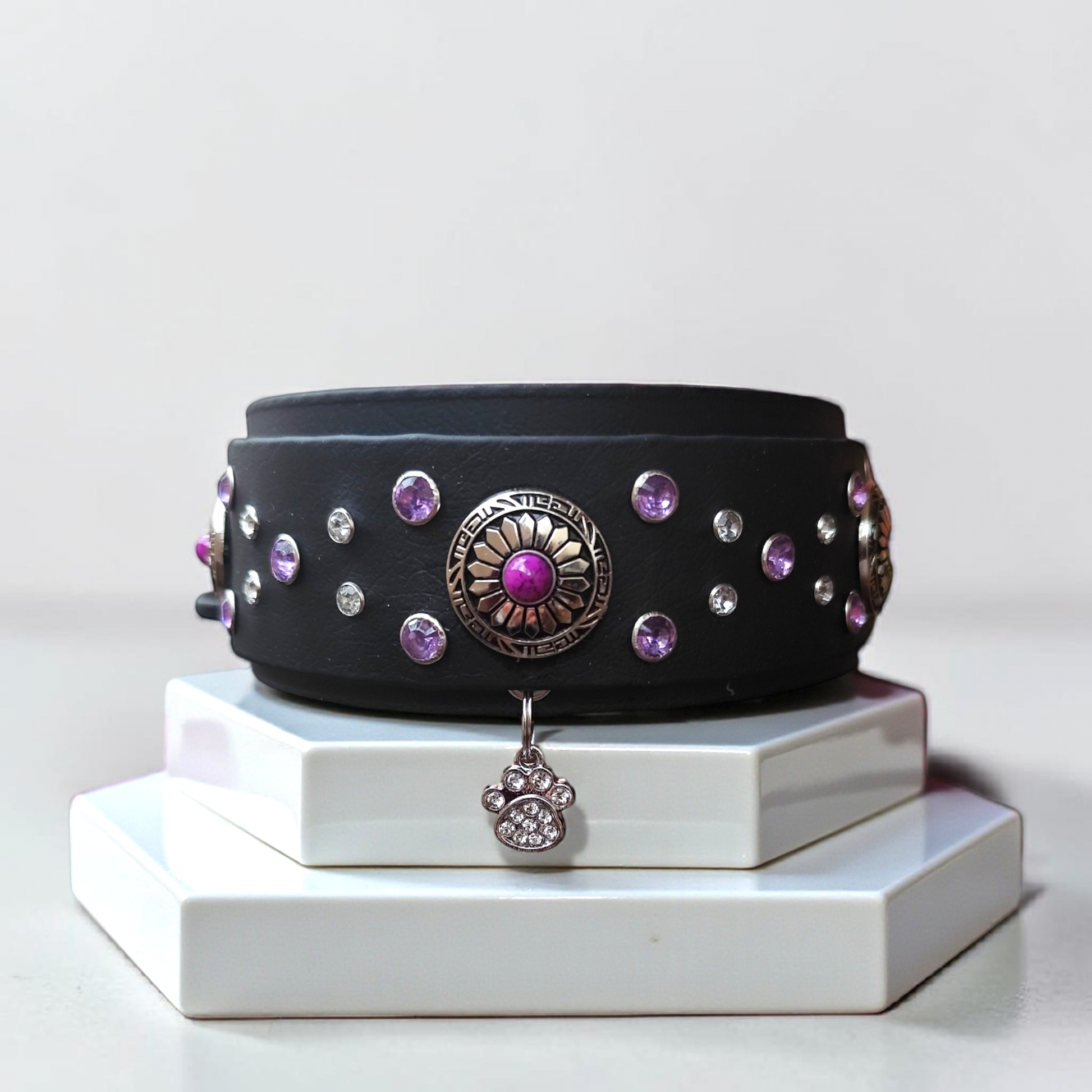 Collier pour grand chien en biothane avec conchos perle violette et strass violets, vue frontale