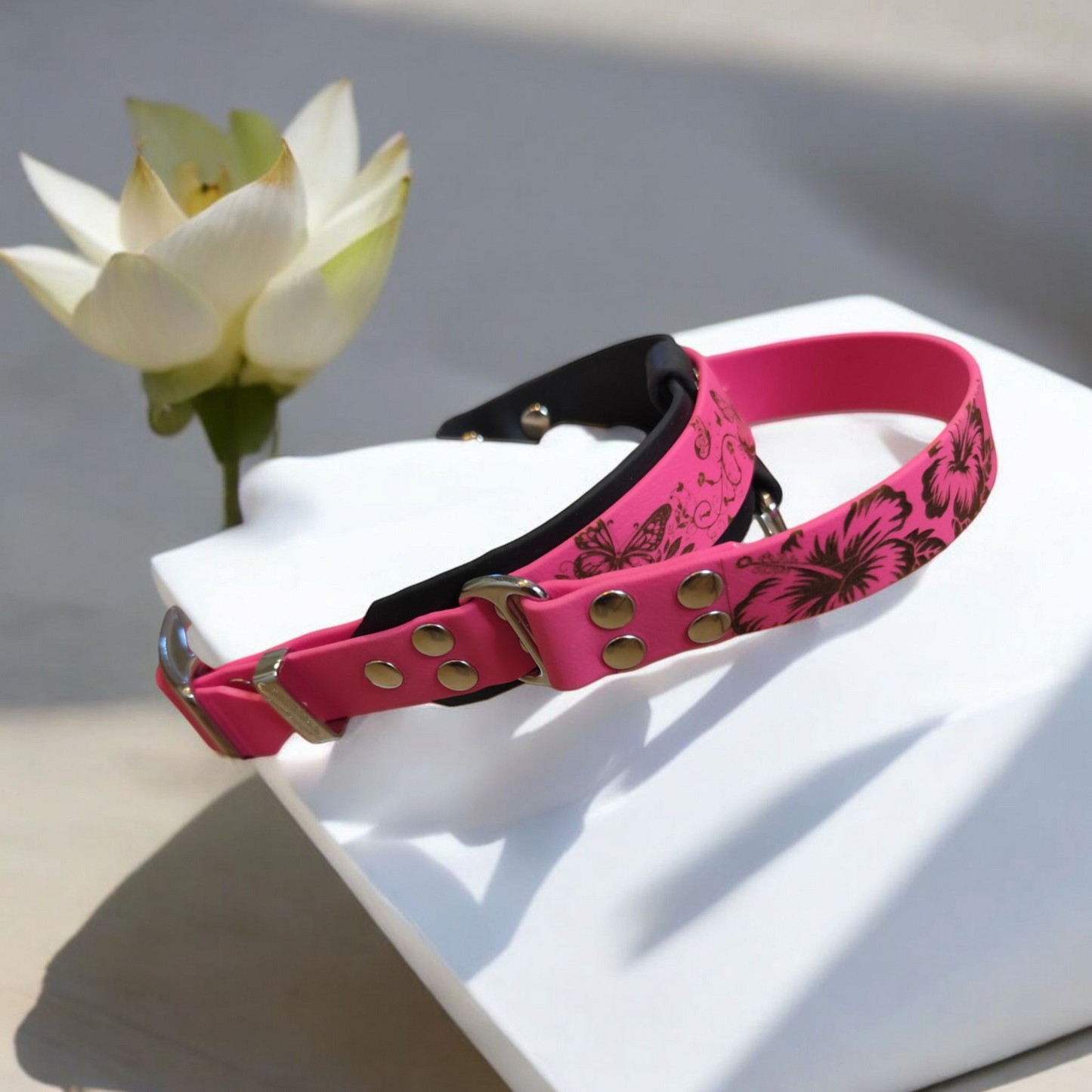 Collier chien biothane Aloha vue côté droit, finition soignée et design tropical unique