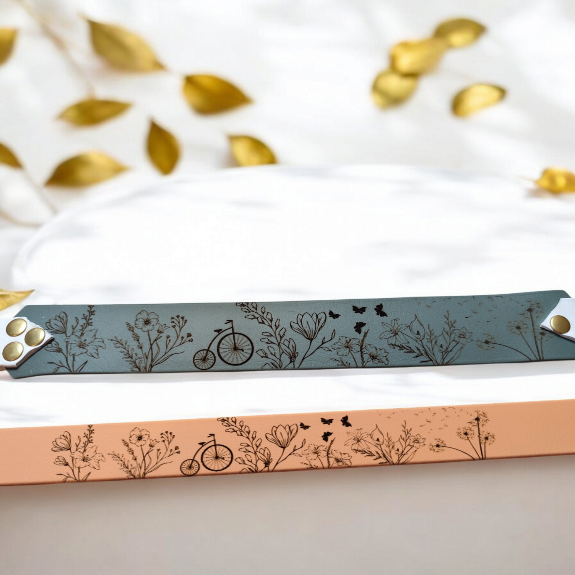 Vue complète du collier pour chien en biothane motif fleurs de printemps, design floral élégant sur collier 38 mm avec superposition 25 mm, accessoire personnalisé fait main, résistant et facile d’entretien.