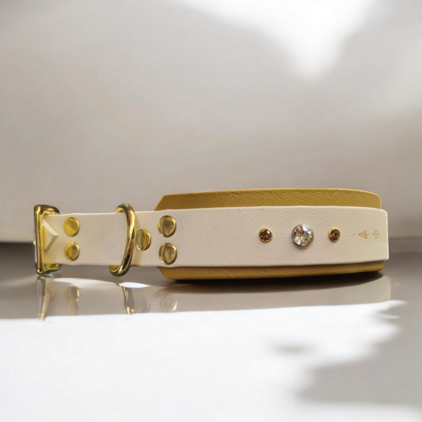Collier biothane superposé Eldoréa blanc et or, vue côté droit avec bouclerie et détails gravés
