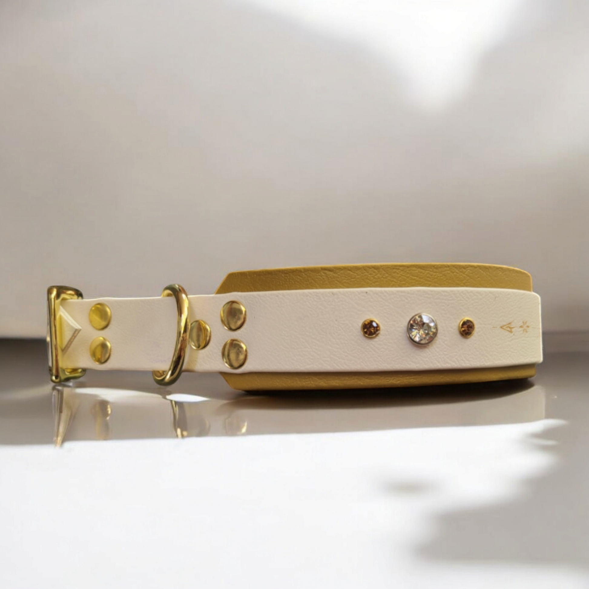 Collier biothane superposé Eldoréa blanc et or, vue côté droit avec bouclerie et détails gravés