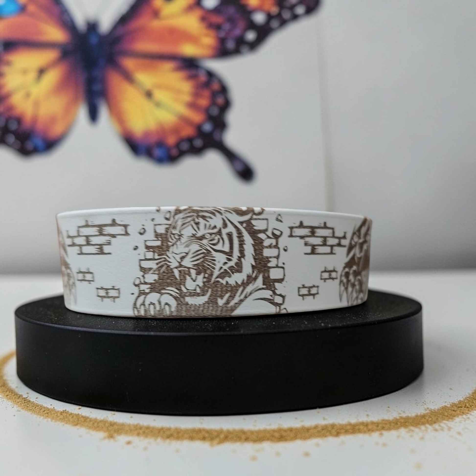 Collier chien en biothane taupe 38 mm avec motif gravé vue de face
