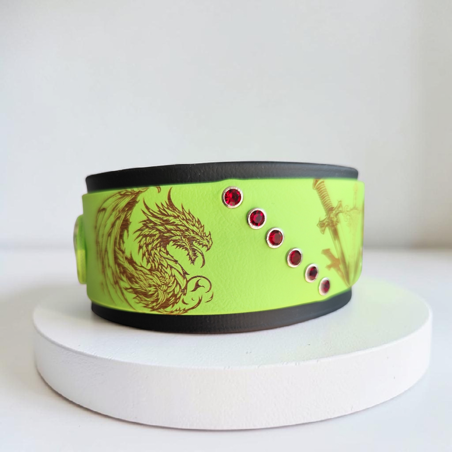 Vue de côté du collier Valkor superposé en biothane noir et apple vert pour chien
