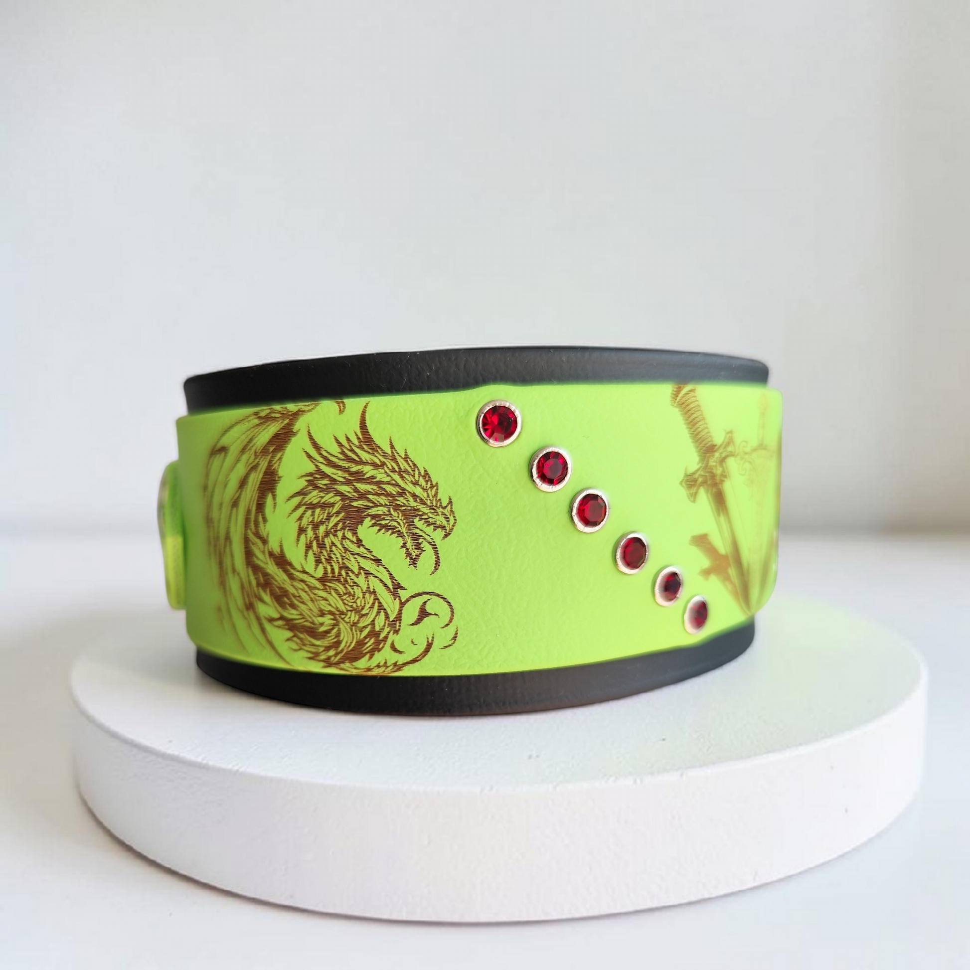 Vue de côté du collier Valkor superposé en biothane noir et apple vert pour chien