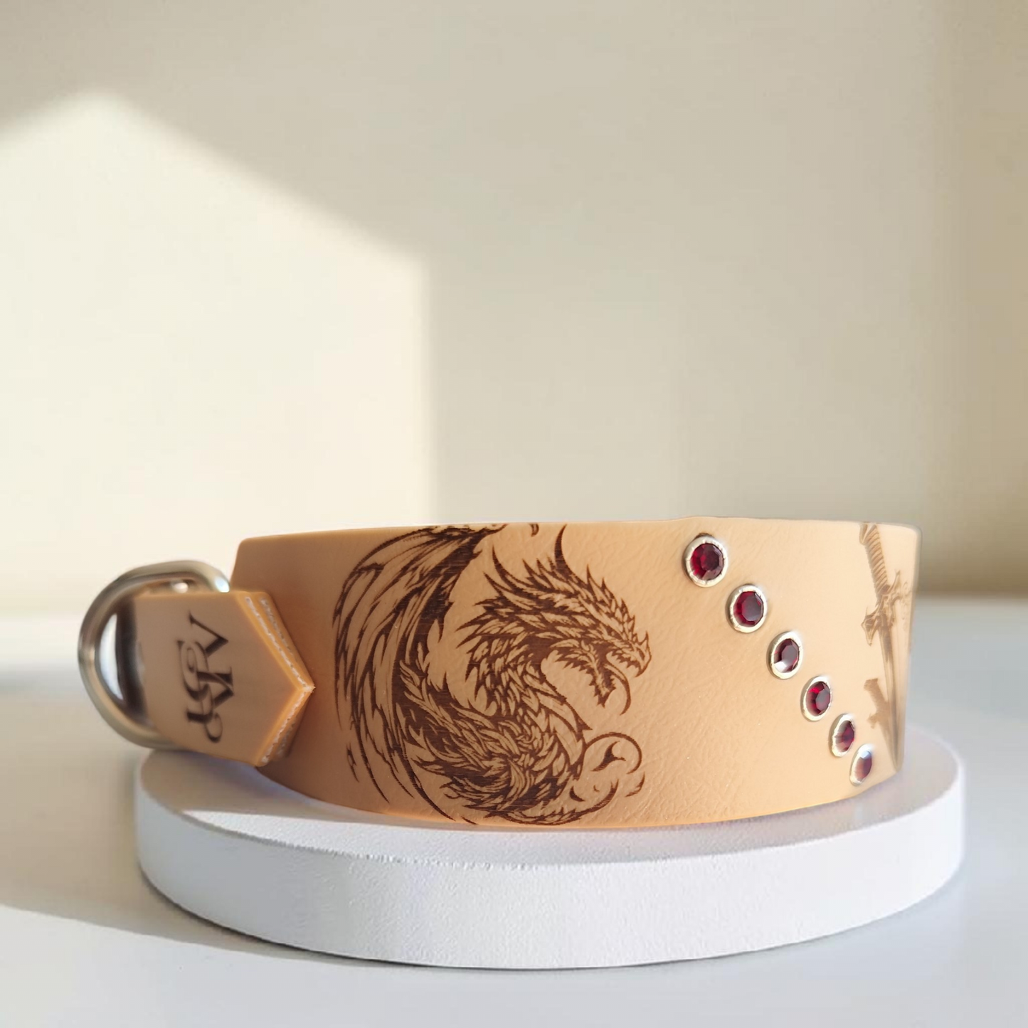 Vue côté droit du collier Valkor personnalisé en biothane gravé style médiéval fantasy