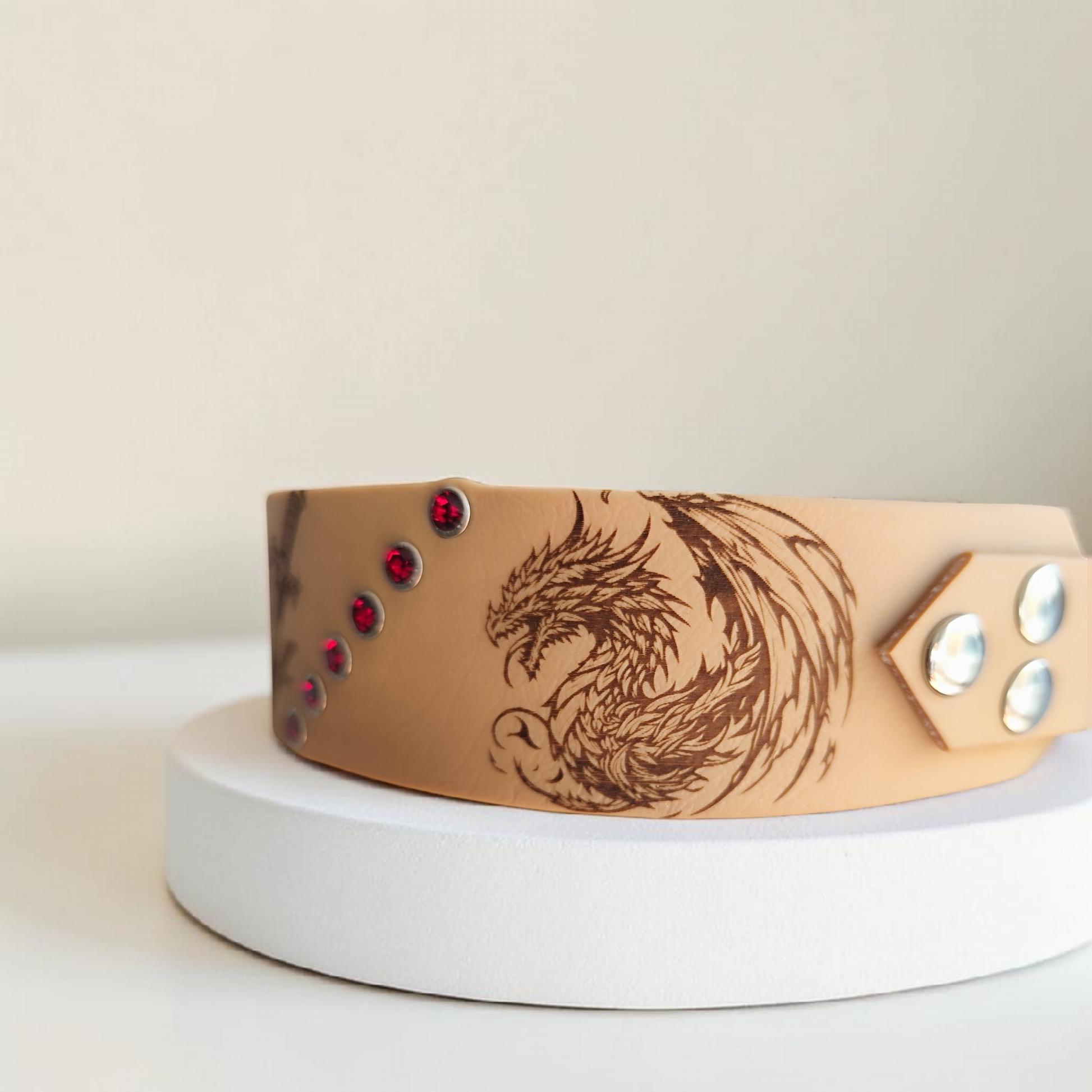 Vue côté gauche du collier Valkor pour chien en biothane personnalisé avec gravures fantasy