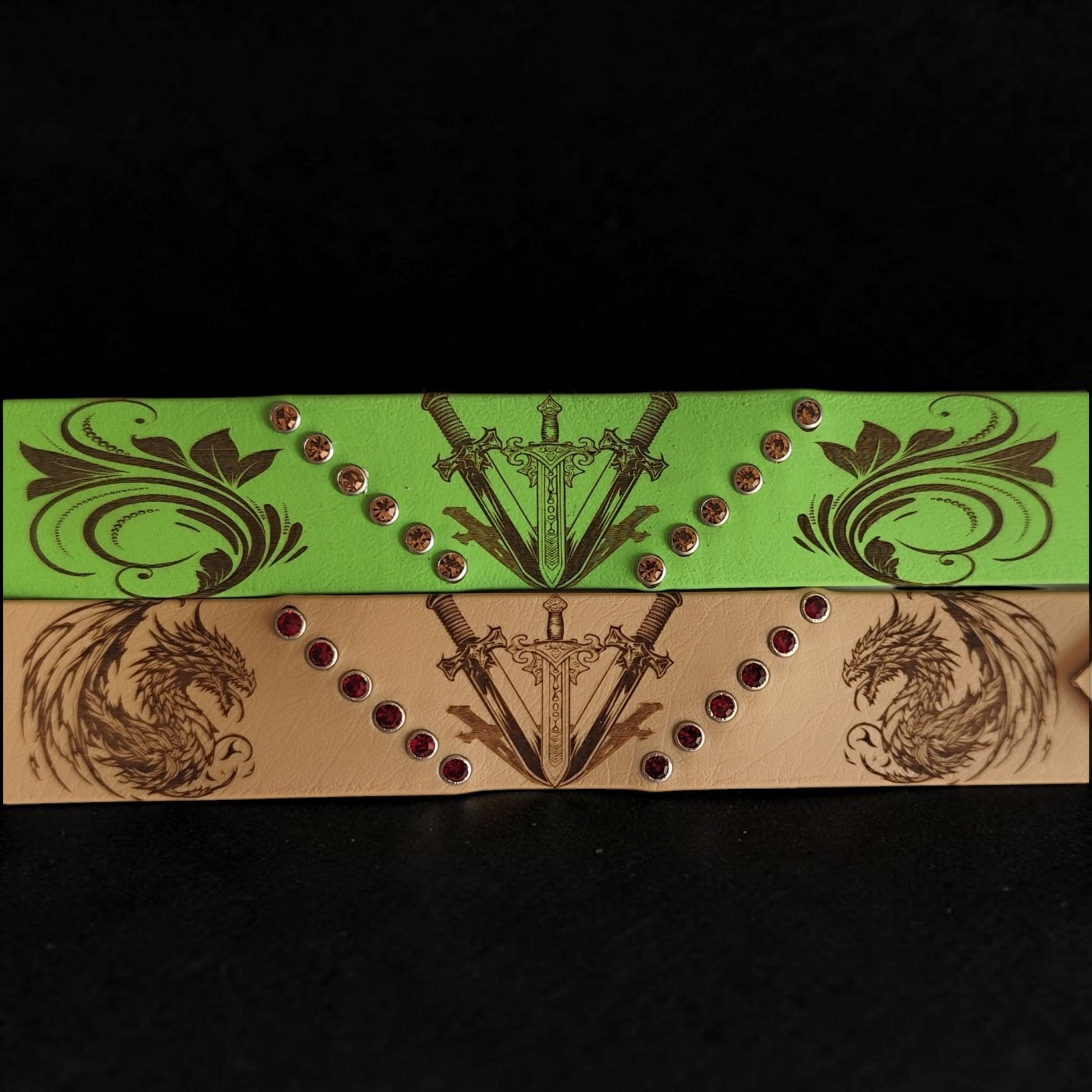 Deux versions du collier Valkor pour chien avec motifs dragons et arabesques fantasy