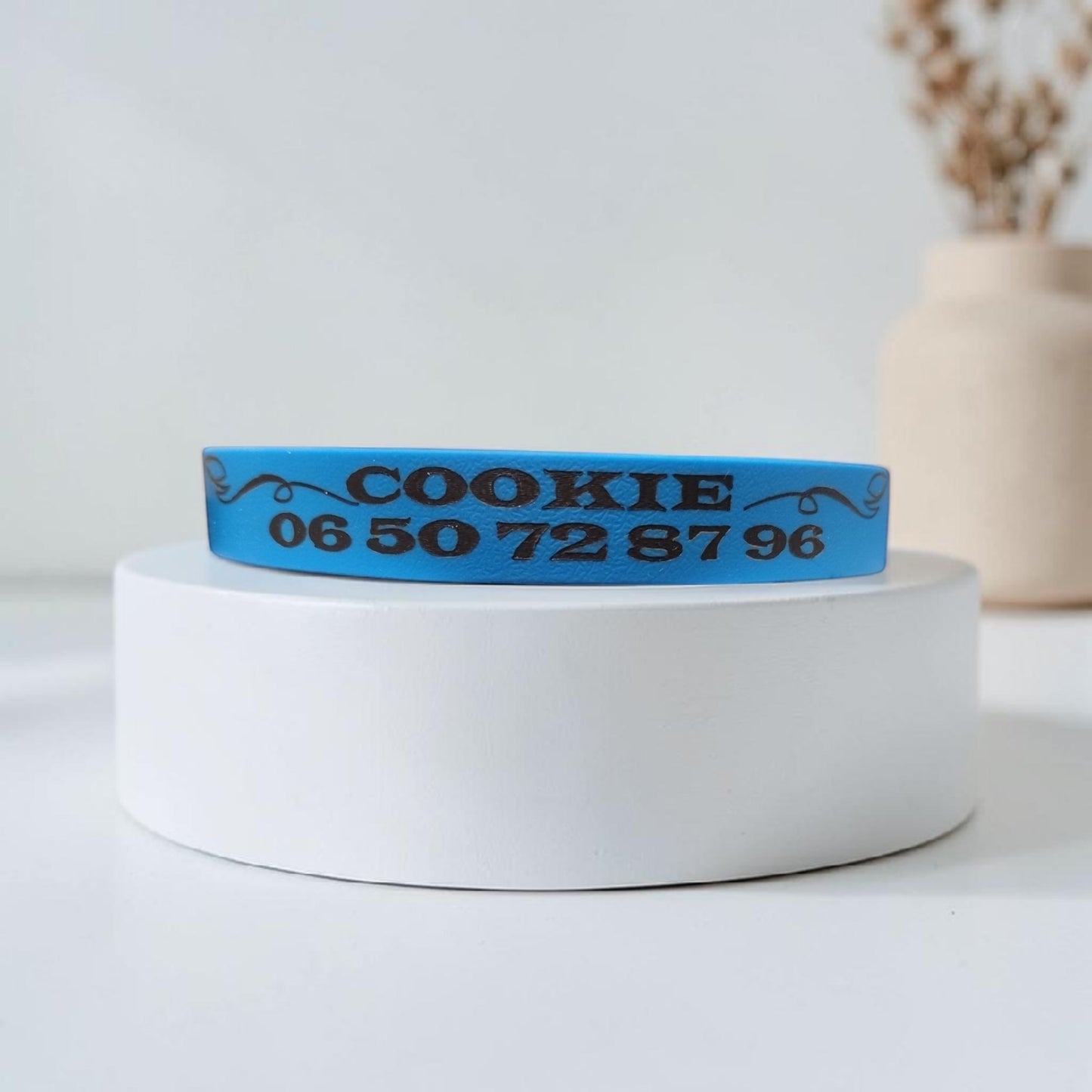 Colliers pour chien pas cher résistants à l’eau avec personnalisation du nom et téléphone, présentés de face en différentes couleurs.