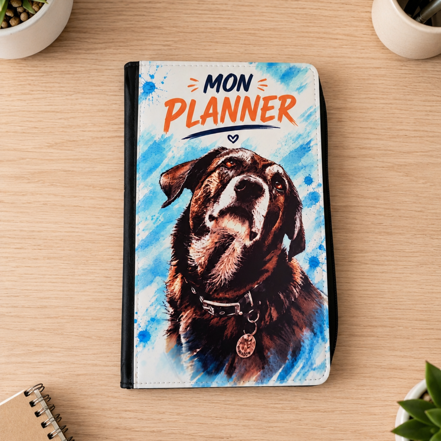 Planner personnalisé avec portrait aquarelle d'un chien, agenda rechargeable à 6 anneaux posé sur un bureau en bois.