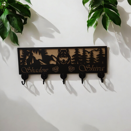 accroche laisse mural en bois aux motifs de loup et de montagne 