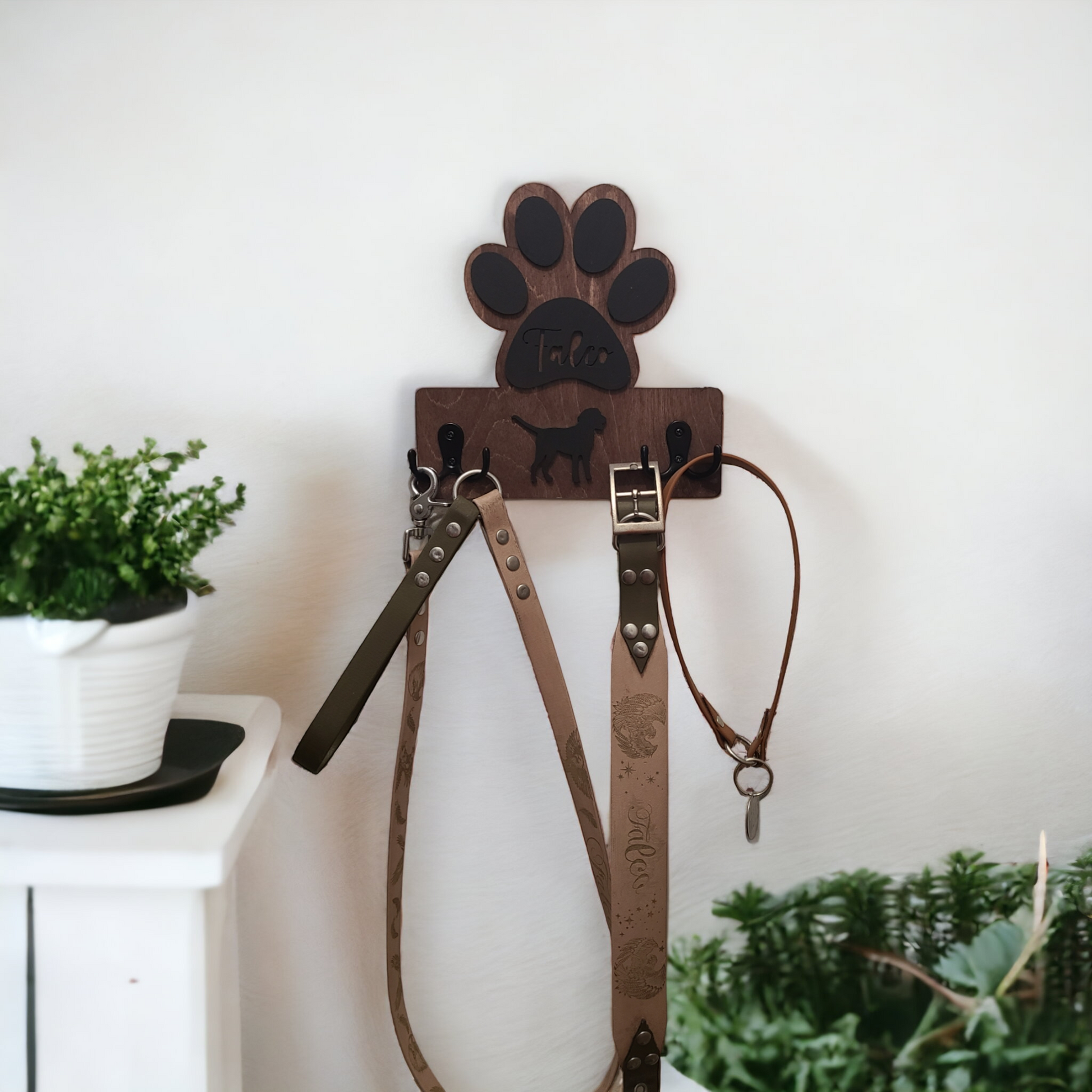 Apportez une touche tendre et originale à votre intérieur avec cet accroche laisse mural en bois