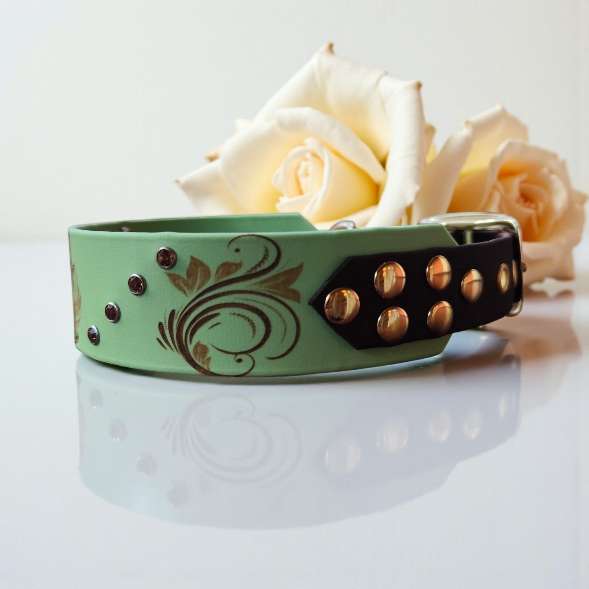 collier avec gravure arabesque diffèrent taille et coloris 
