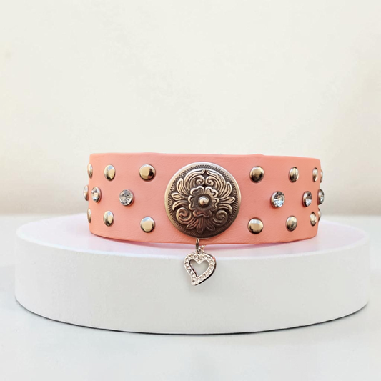 Collier chien Héritage rose et or avec concho fleuri ronds et strass blancs élégant