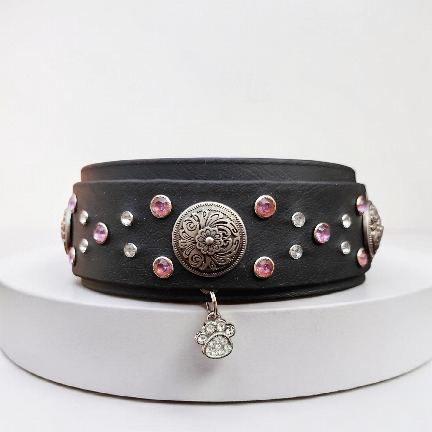 Collier pour grand chien en biothane avec conchos perle violette et strass violets, vue frontale