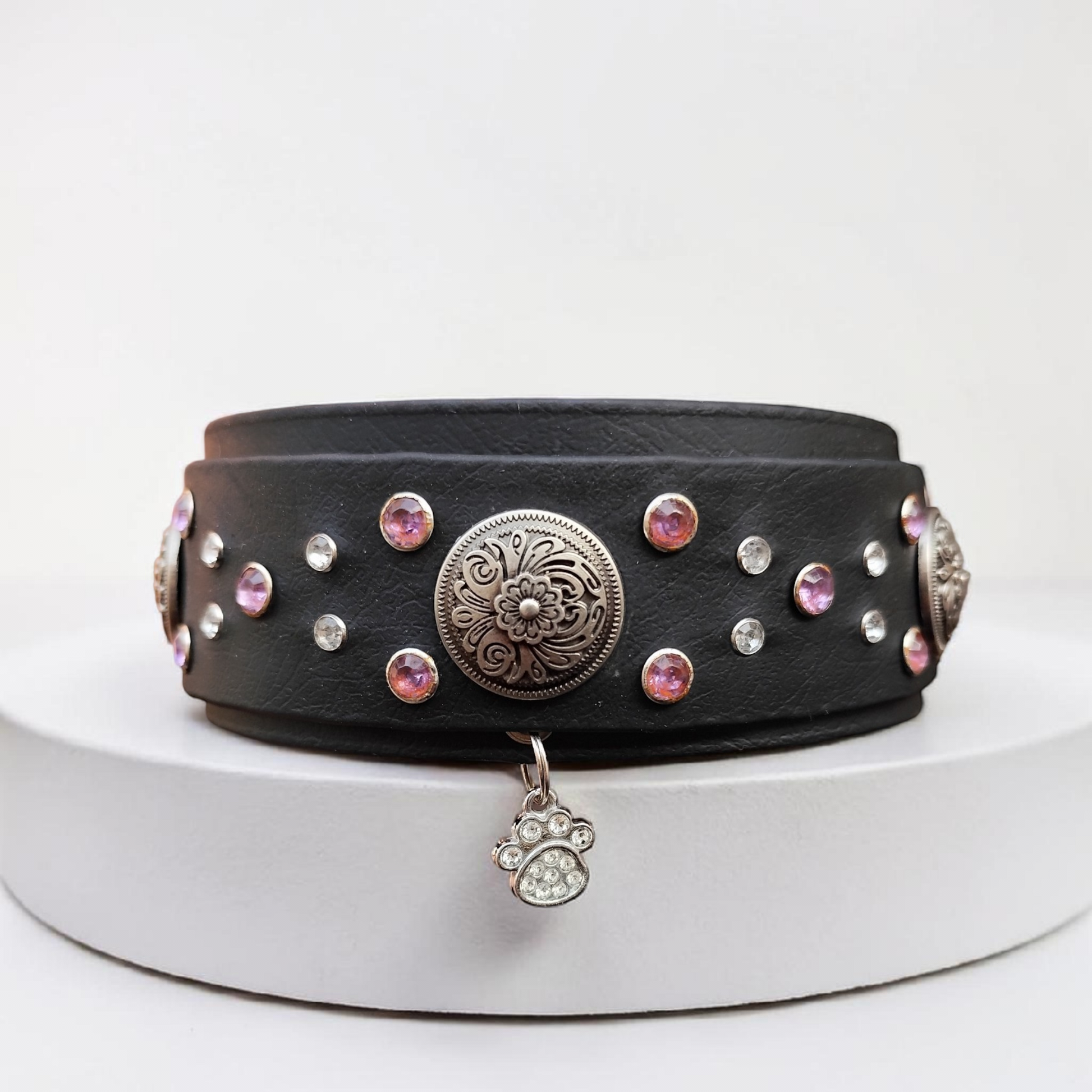 Collier pour grand chien en biothane avec conchos perle violette et strass violets, vue frontale
