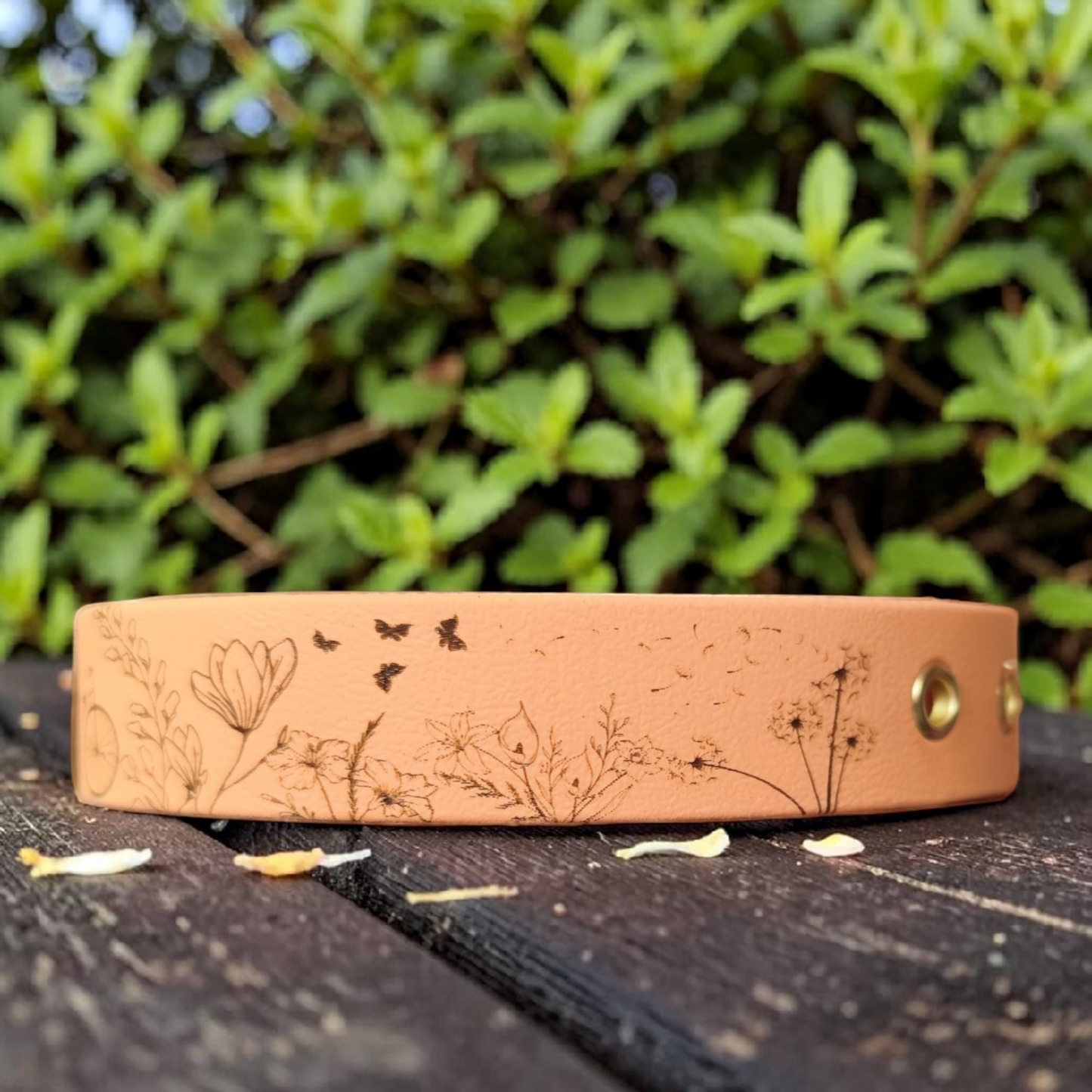 Vue de gauche d’un collier en biothane pour chien, collier personnalisable résistant à l’eau avec bouclerie premium et style raffiné.