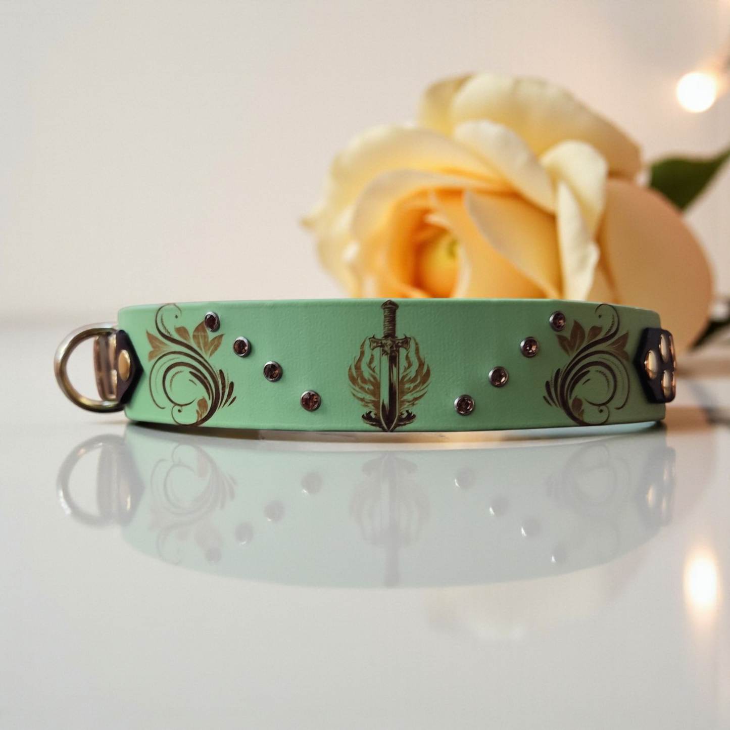 collier biothane avec gravure épée arabesque et strass 