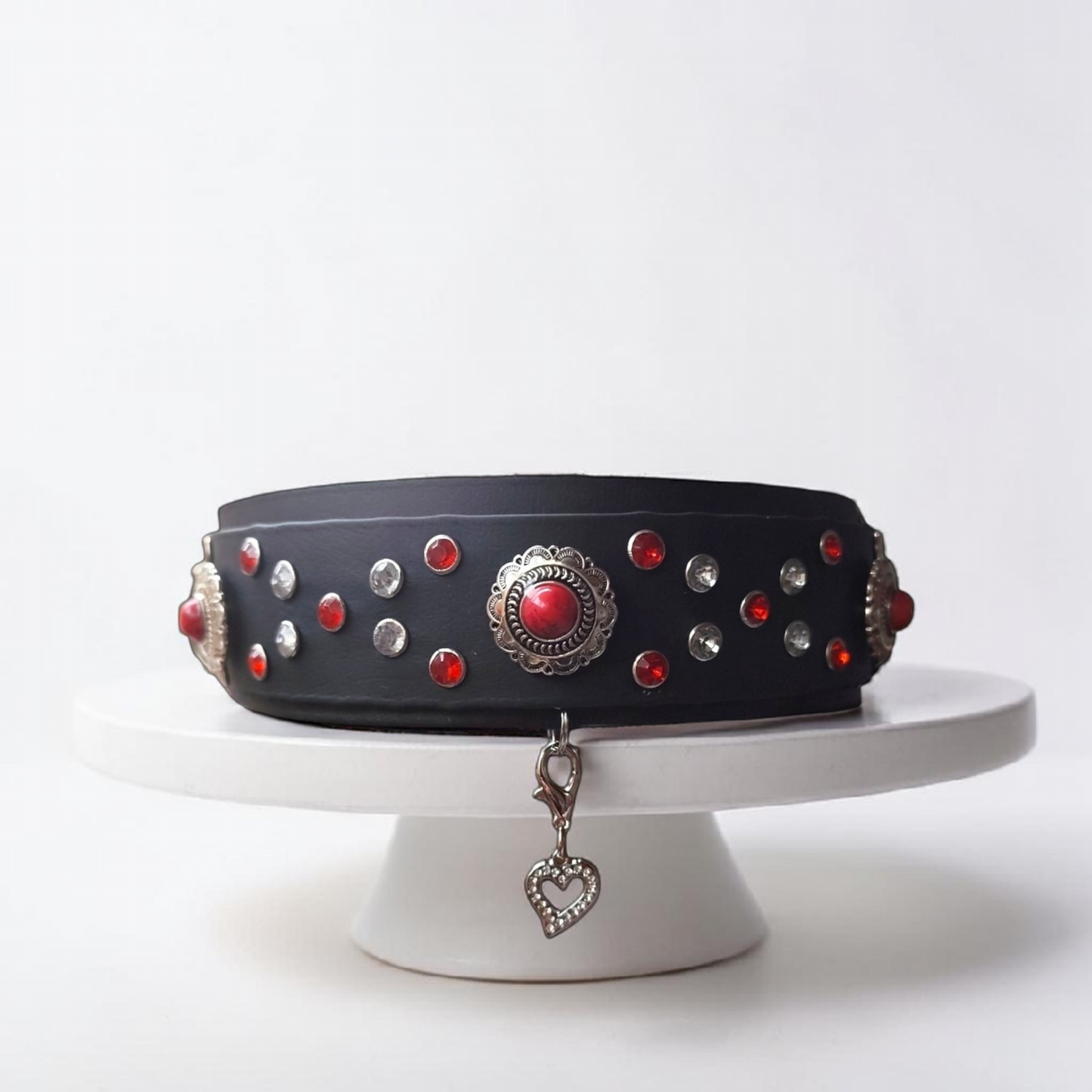Collier chien Zénith en biothane noir avec conchos perle rouge et strass rouges, vue de face