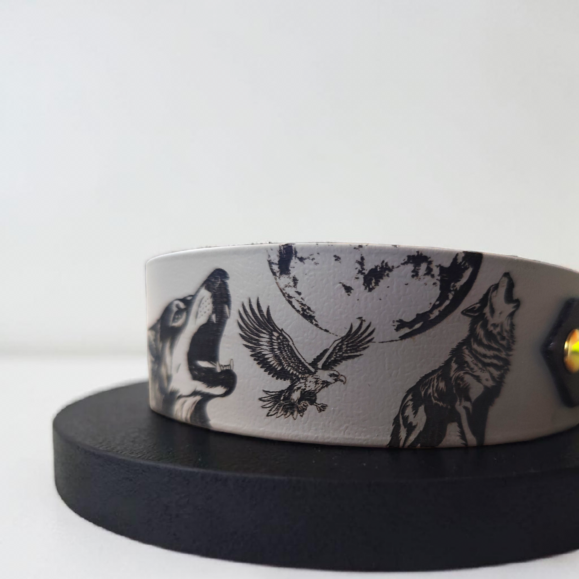 détail gravure collier biothane motif loup lune et aigle