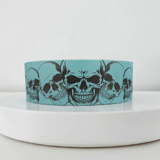 Collier pour chien en biothane 38 mm vert sage avec motifs têtes de mort gravées, collier personnalisé au style dark et résistant.