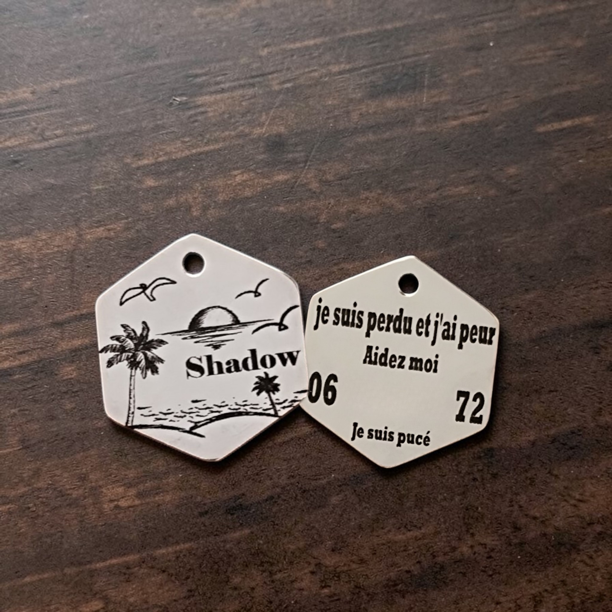 médaille pour chien sur le thème des iles et du soleil avec des palmiers , inscription à l'arrière je suis perdu j'ai peur aidez moi avec le numéro de téléphone 