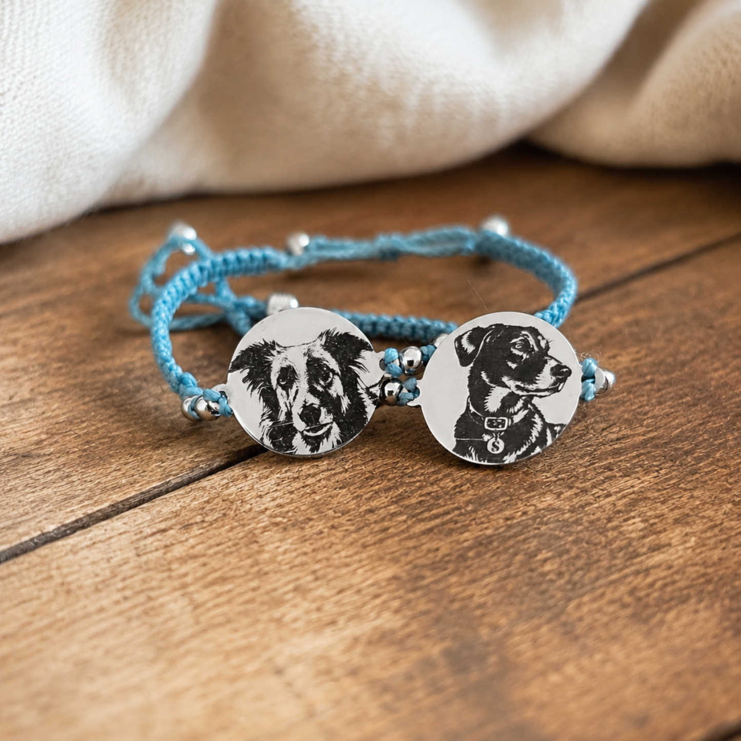 Deux bracelets personnalisés avec deux chiens gravés sur médaillons en acier inoxydable pour créer des souvenirs uniques