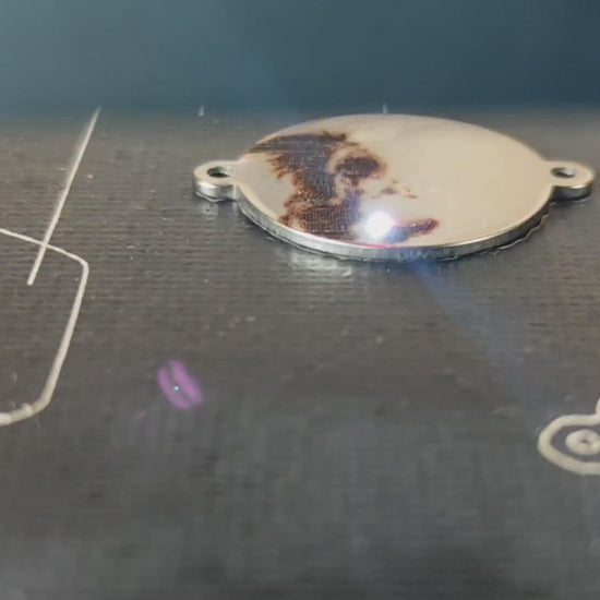 Vidéo du médaillon souvenir personnalisé en cours de gravure laser pour un bracelet animal plein d’émotion