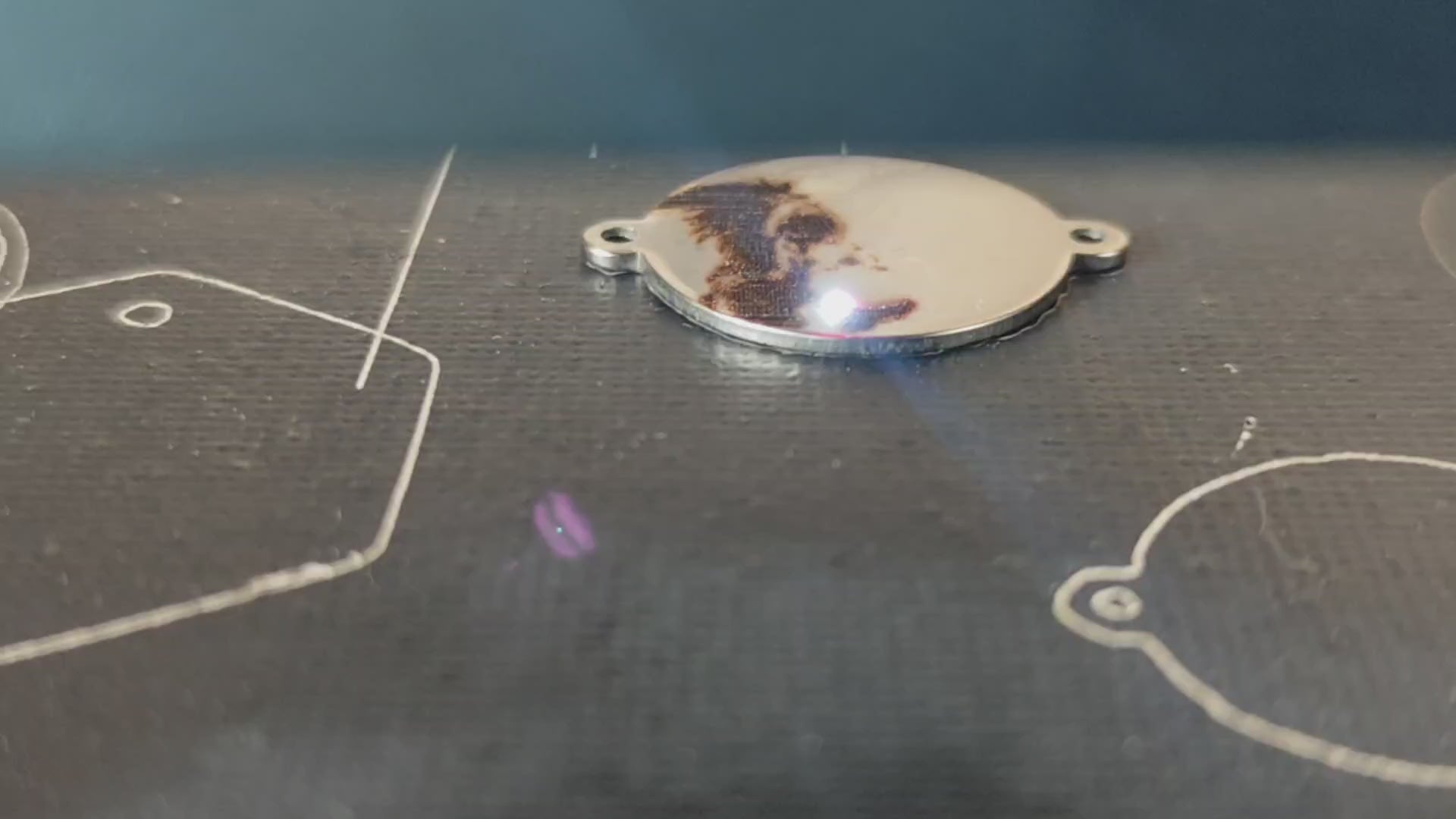 Vidéo du médaillon souvenir personnalisé en cours de gravure laser pour un bracelet animal plein d’émotion